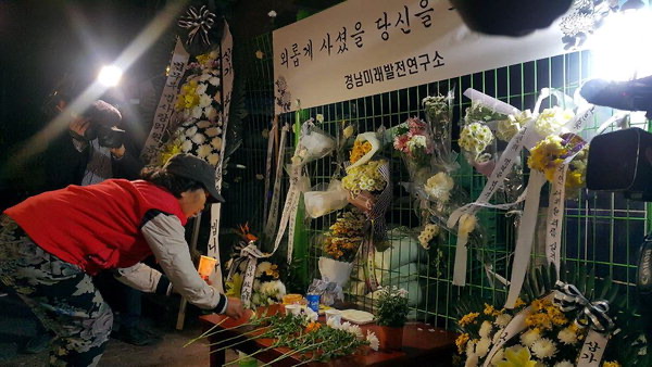 거제 신오교 살인사건을 추모하는 현장. /경남도민일보DB