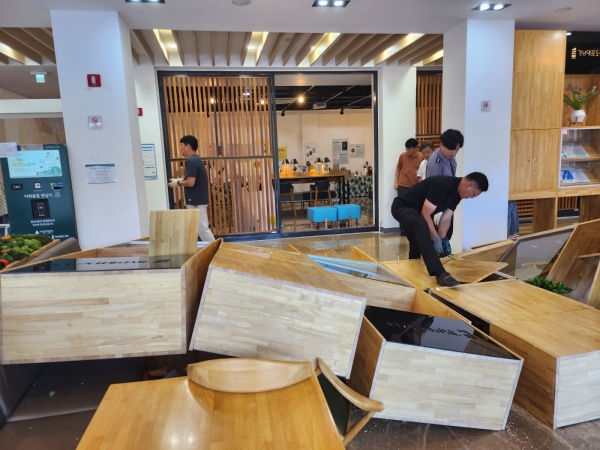 2일 오후 1시 창원시 의창구 경남대표도서관에서 3m 높이 책장 5개가 쓰러지는 사고가 일어났다. /독자 제공