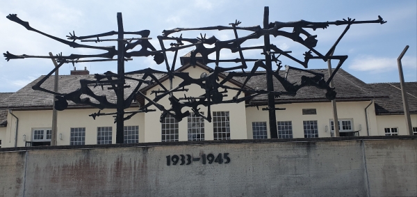 독일 다하우 수용소 정문에 있는 시체를 표한한 조형물. /전희식 작가