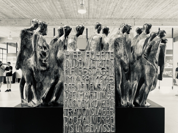 학살자 이름이 또박또박 새겨져 있는 모습. /전희식 작가