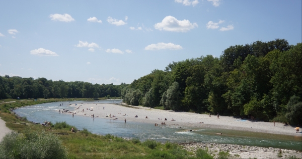 독일 시민들이 이자르강에서 강수욕을 즐기고 있다. 1900년대 초 직선화했던 이자르강을 1989년부터 재자연화 했는데 8㎞를 복원하는 데에만 22년이 걸렸다. /전희식 작가