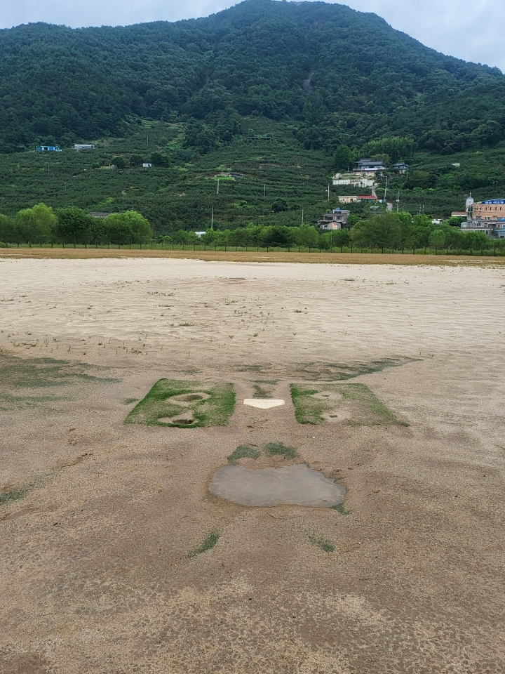 창원 북면야구장 흙바닥 부상위험에 전지훈련 입지 흔들
