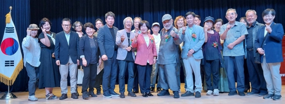 경남작가회의 창녕지부가 지난 19일 창녕군문화예술회관에서 출범식을 한 후 기념촬영을 하고 있다./배미령