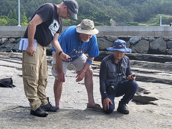 세계적인 공룡 연구 석학들이 고성군 공룡발자국 화석산지를 방문했다. /고성군