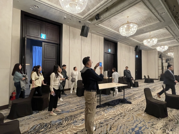 국외 여행사 10곳이 통영 스탠포드호탤앤리조트를 둘러보고 있다. /경남관광재단