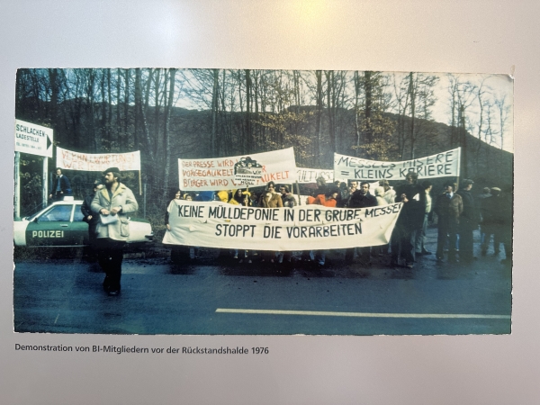 메셀 지역 주민과 단체 등이 화석산지 보존 운동을 펼쳐된 사진으로, 화석박물관에 전시 중이다. /이영호 기자<br>
