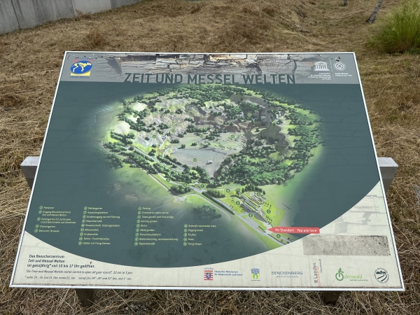 독일 메셀피트 화석산지에 설치된 화석산지 전체 모습을 소개한 표지판. /이영호 기자<br>