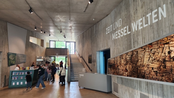 독일 메셀피트 화석산지 방문자센터 내부 모습/ 이영호 기자<br>