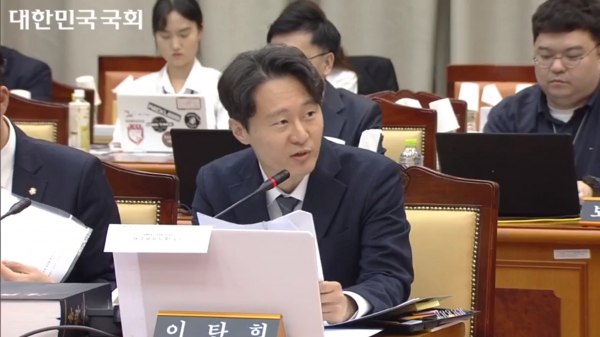 부쩍 친근해진(?) 이탄희 의원이 지난 23일 서울 여의도 국회에서 열린 대검찰청 국정감사에서 질의하고 있습니다. /국회방송 갈무리