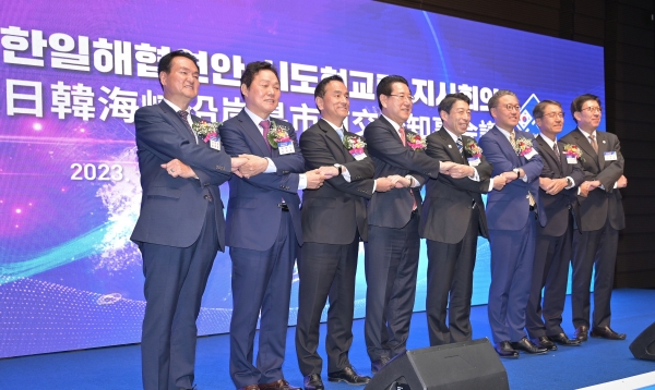 박완수 경남도지사는 30일 전남 여수에서 열린 '한일해협연안 시도현 교류 지사회의'에 참석해 경남 관광 자원을 소개했다. /경남도