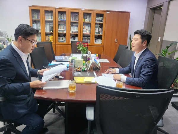 이영일(오른쪽) 도 정책특별보좌관은 지난달 14일 국회 산업통상자원중소벤처기업위원회 간사인 김성원 의원을 만나고 있다. /경남도<br>