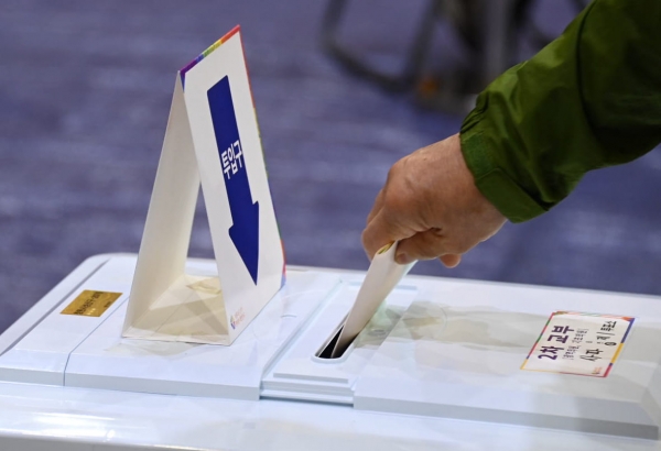 ▲ 6.1전국동시지방선거 투표일인 2022년 6월 1일 창원시 성산구 토월초등학교 사파동제1투표소에서 유권자들이 투표하고 있다. /김구연 기자