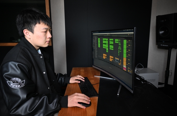 노건오 경남예술고 3학년 학생이 음악 제작 프로그램을 다루고 있다. /김구연 기자 sajin@idomin.com