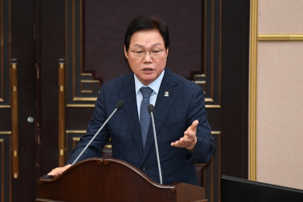 박완수 경남도지사가 12일 경남도의회 제407회 임시회 제1차 본회의에 참석, 도정질문에 답변하고 있다. /경남도의회