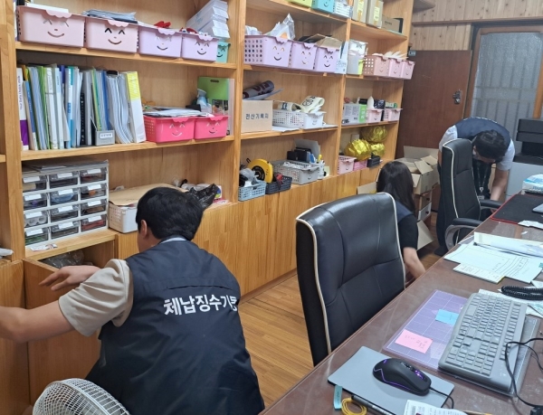 양산시가 골프장에 이어 이행강제금 체납 종교법인을 지난 19일 수색해 불법시설물을 봉인하는 등 강도 높은 징수활동에 나섰다. /양산시<br>