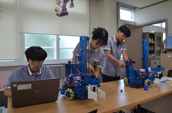 경남로봇고 전공심화 동아리 학생들이 모바일 로봇 조립과 프로그래밍을 하고 있다. /이동욱 기자