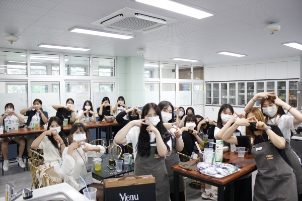 거제여자상업고 복합체험실에서 학생들이 음료 제조 등을 실습하고 기념사진을 찍고 있다. /거제여상