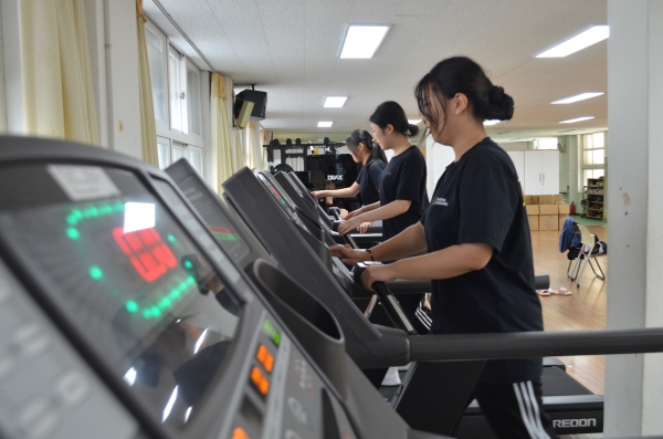 거제여자상업고 학생들이 체력단련실에서 운동을 하고 있다. /이동욱 기자