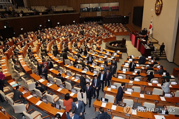 9일 국회 본회의에서 노란봉투법 등 상정 후 국민의힘 의원들이 퇴장하고 있다. 노란봉투법과 방송3법은 이날 야당 단독으로 통과됐다. /연합뉴스