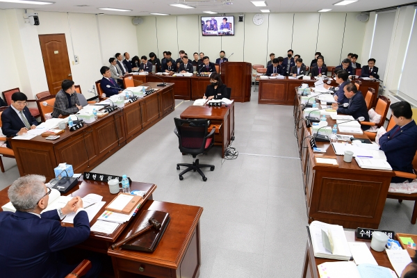 경남도의회 농해양수산위원회는 14일 경남도 농정국 행정사무감사를 벌이고 있다. /경남도의회