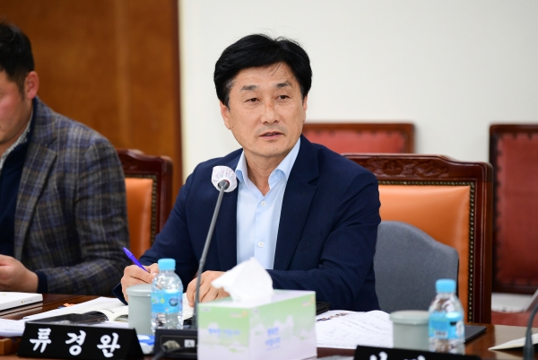 류경완 도의원이 농정국 행정사무감사에서 질의하고 있다. /경남도의회