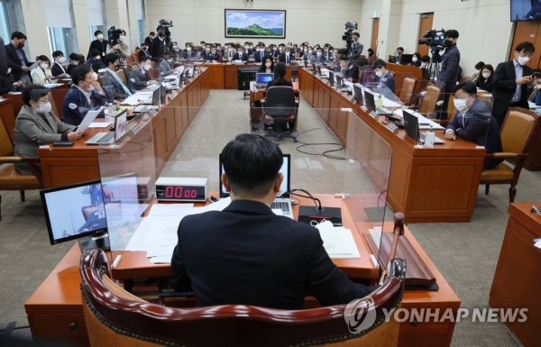 국회 환경노동위원회 전체회의 모습. /연합뉴스