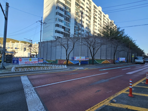 창원시 마산회원구 한 교차로에 하이엔드시티 홍보 펼침막이 걸려있다. /박신 기자