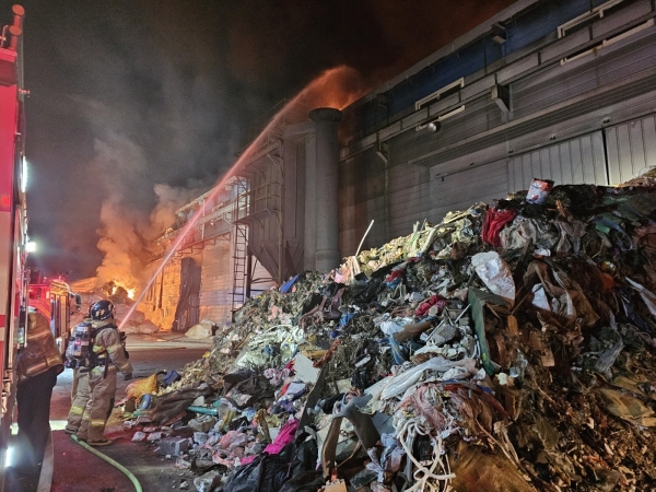 15일 오후 11시 51분 김해시 한림면의 한 자원순환시설에서 불이 났다. /경남소방본부