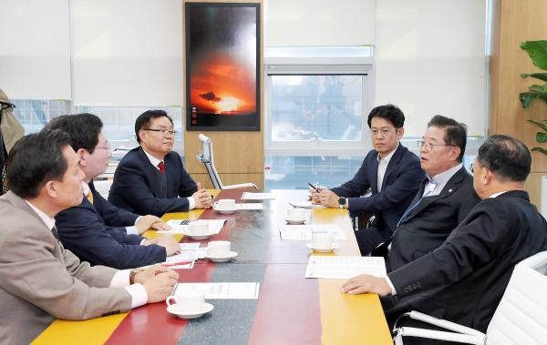 홍남표 창원시장 등 전국 4곳 특례시장들은 23일 우동기 지방시대위원장을 만나고 있다. /창원시
