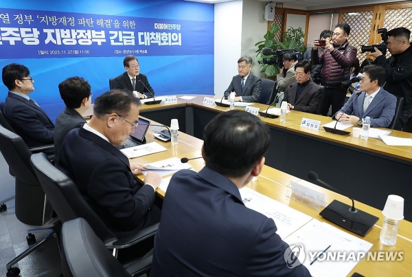 더불어민주당 이재명 대표가 27일 여의도 당사에서 열린 '지방재정 파탄 해결을 위한 민주당 지방정부 긴급 대책회의'에서 발언을 하고 있다. /연합뉴스