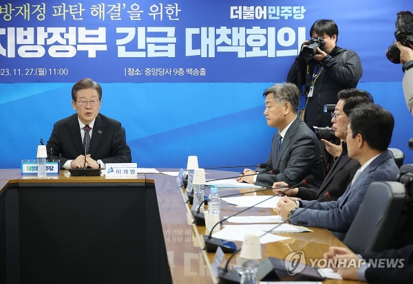 더불어민주당 이재명 대표가 27일 여의도 당사에서 열린 '지방재정 파탄 해결을 위한 민주당 지방정부 긴급 대책회의'에서 발언을 하고 있다. /연합뉴스