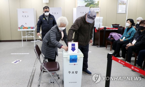 제3회 전국동시조합장선거가 열린 8일 오전 부산광역시 동래구 부산시산림조합에 마련된 투표소에서 유권자들이 투표하고 있다. /연합뉴스