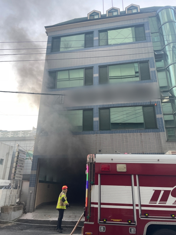 5일 오후 4시 42분 창원시 마산합포구 해운동 한 건물 지하 1층에서 화재가 발생해 소방대원이 진화에 나서고 있다. /창원소방본부