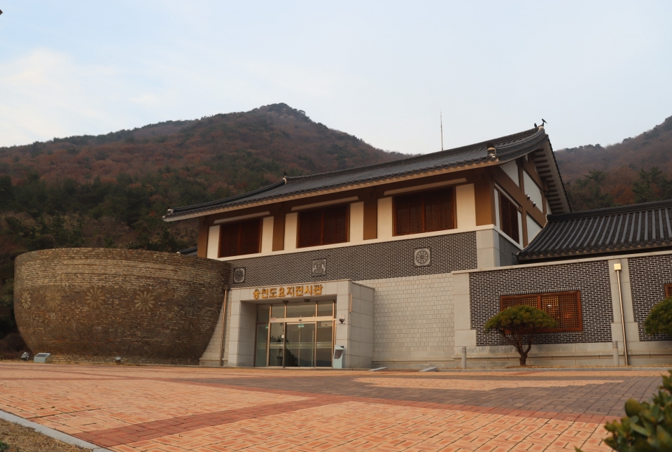 웅천도요지전시관 외부. 전시관은 건물을 바라보고 선 왼편에 그롯 모양 조형을 끼고 있다. 알고 봤더니 그릇 조형은 내부 영상실과 이어진다./백솔빈 기자