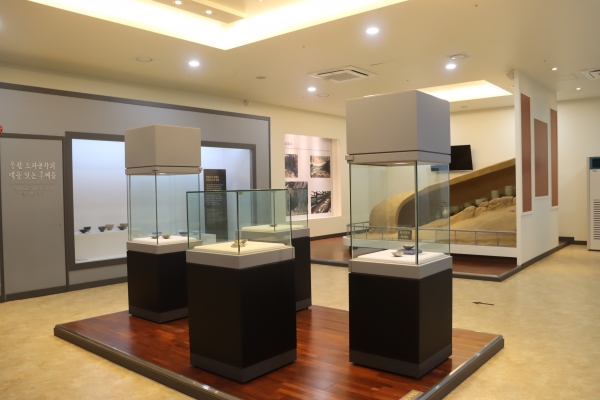 웅천도요지전시관 외부. 전시관에선 웅천 도자와 가마터에 관한 설명과 도자를 관람할 수 있다./백솔빈 기자