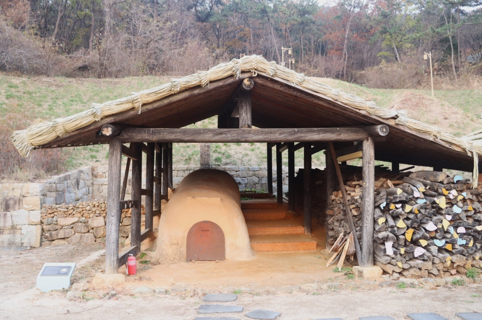 체험 가마. 웅천도요지에서 출토된 가마 외형을 재현했다./백솔빈 기자