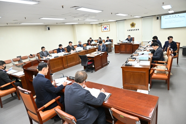 경남도의회 기획행정위원회 위원들이 지난 5일 공익활동지원센터 예산을 비롯한 내년도 도 예산안을 심사하고 있다. /경남도의회