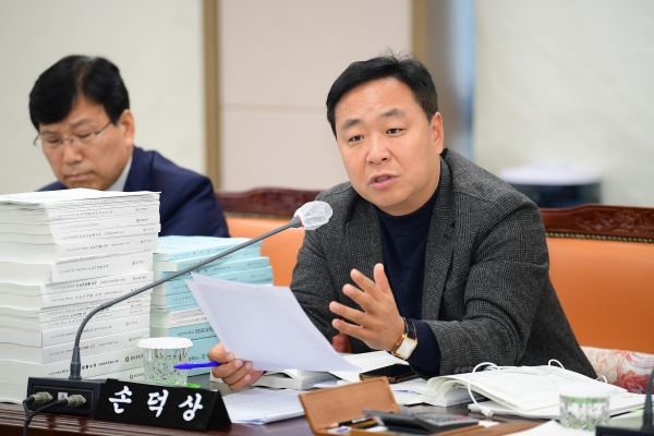 손덕상 경남도의원이 6일 도의회 예산결산특별위원회 도 예산안 심사에서 집행부 상대로 질의를 하고 있다. /경남도의회