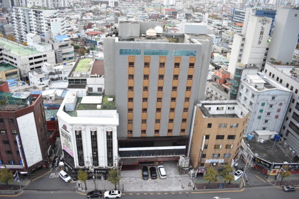창원시 마산합포구 산호동 사보이호텔 건물(가운데)과 주변 모습. /김구연 기자
