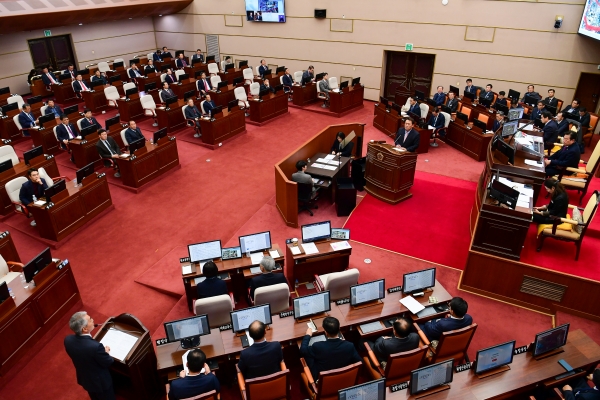 14일 경남도의회 본회의장에서 제409회 정례회 마지막 본회의가 열리고 있다. /경남도의회