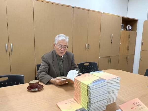 평화운동가 기무라 히데토(80) 씨가 지난 15일 의령박물관에 소설책을 전달하고 있다. /의령군