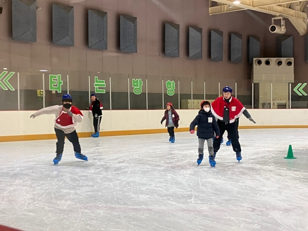 청년 산타들은 아이들과 함께 스케이트를 타면서 추억을 쌓았다. /김다솜 기자