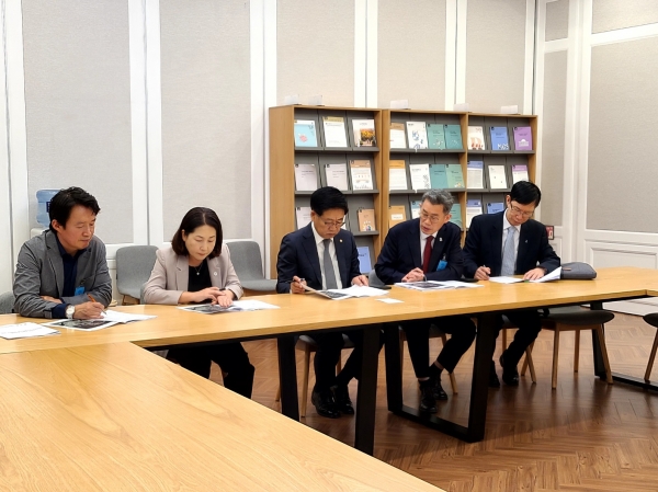 경부울 3개 시도 기획조정실장이 지난 11월 국회를 방문해 경부울 현안사업에 대한 국비 지원을 요청했다. /경남도