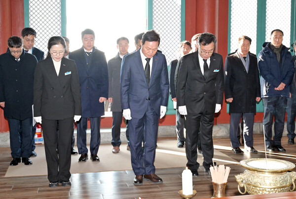 박완수(가운데) 경남도지사가 1일 창원시 마산회원구 구암동 국립 3.15 민주묘지를 찾아 참배하고 있다. /경남도