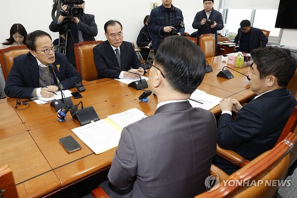 더불어민주당 박주민 의원이 지난달 26일 서울 여의도 국회에서 민생 관련 등 시급한 법안 처리를 위해 열린 여야 2+2 합의체 회의에서 발언하고 있다. /연합뉴스