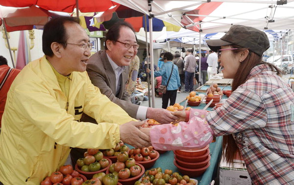 2016년 4·13 총선 때 마지막 주말 선거유세. 창원시 성산구 상남시장을 찾은 권영길 전 국회의원과 정의당 노회찬 후보가 지지를 호소하던 모습. /경남도민일보 DB