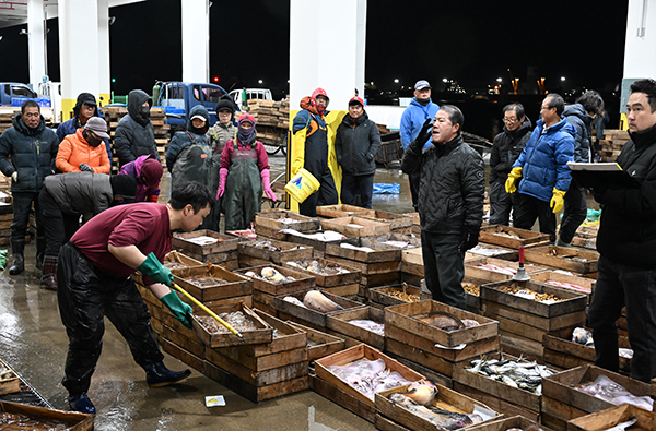 새벽을 여는 사람들 - 창원시 마산합포구 마산수협 수산물관리위판장에서 어민과 상인, 경매사가 경매를 하고 있다. /김구연 기자