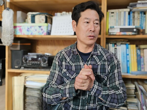 함안에서 벼 농사를 짓는 조병옥 씨가 지난 달 31일 오전 함안군 산인면에 있는 자택에서 인터뷰하고 있다. /최석환 기자