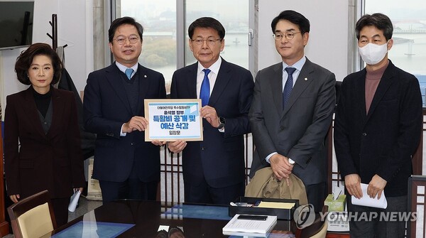 더불어민주당 특수활동비태스크포스 의원들이 지난해 12월 27일 국회에서 서삼석 예산결산특별위원장에게 14개 부처 특활비 내역 공개 요구서를 전달하고 있다. /연합뉴스