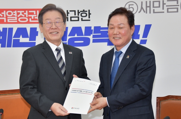 박완수(오른쪽) 경남도지사가 지난해 11월 20일 이재명 더불어민주당 대표를 만나 '우주항공청 특별법 조속 입법 건의서'를 전달하고 있다. /경남도